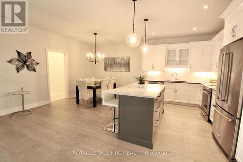 12 Peachtree Lane, Niagara-On-The-Lake, ON - Indoor Photo Showing Kitchen With Upgraded Kitchen