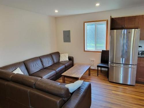 2200 Yellowhead Highway S, Clearwater, BC - Indoor Photo Showing Living Room
