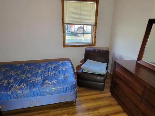 2200 Yellowhead Highway S, Clearwater, BC - Indoor Photo Showing Bedroom