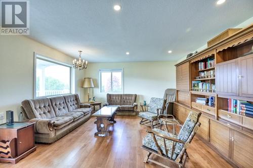 3251 41St Street, Osoyoos, BC - Indoor Photo Showing Living Room