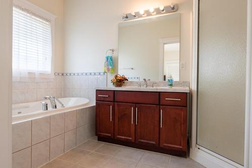 3405 9Th Avenue, Castlegar, BC - Indoor Photo Showing Bathroom