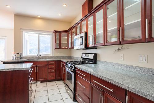3405 9Th Avenue, Castlegar, BC - Indoor Photo Showing Kitchen With Double Sink