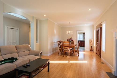 3405 9Th Avenue, Castlegar, BC - Indoor Photo Showing Living Room