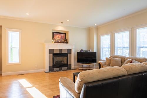 3405 9Th Avenue, Castlegar, BC - Indoor Photo Showing Living Room With Fireplace