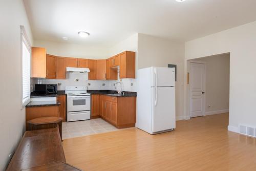 3405 9Th Avenue, Castlegar, BC - Indoor Photo Showing Kitchen