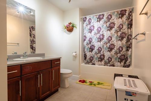 3405 9Th Avenue, Castlegar, BC - Indoor Photo Showing Bathroom