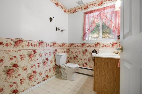 16155 Seymour Road, Crawford Bay, BC - Indoor Photo Showing Bathroom