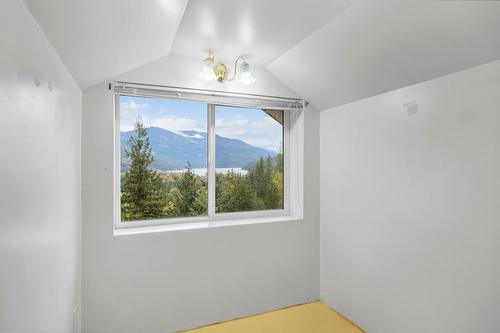 16155 Seymour Road, Crawford Bay, BC - Indoor Photo Showing Other Room