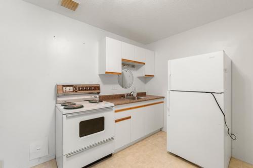 16155 Seymour Road, Crawford Bay, BC - Indoor Photo Showing Kitchen With Double Sink