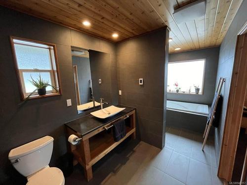 1295 Hyde Creek Rd, Port Mcneill, BC - Indoor Photo Showing Bathroom