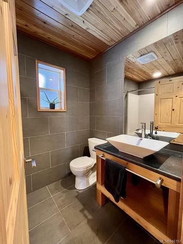 1295 Hyde Creek Rd, Port Mcneill, BC - Indoor Photo Showing Bathroom