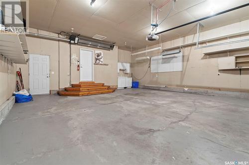 619 Brookhurst Court, Saskatoon, SK - Indoor Photo Showing Garage