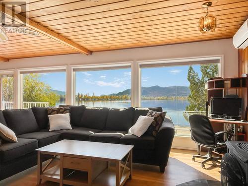 73 Harbour Key Drive, Osoyoos, BC - Indoor Photo Showing Living Room