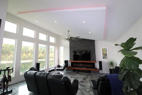 771 Waterloo Road, Castlegar, BC - Indoor Photo Showing Living Room