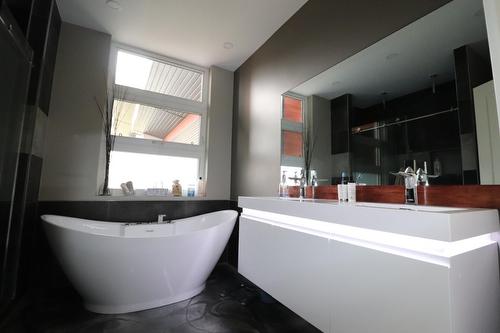 771 Waterloo Road, Castlegar, BC - Indoor Photo Showing Bathroom