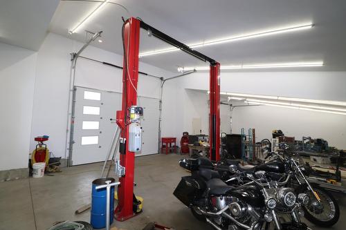 771 Waterloo Road, Castlegar, BC - Indoor Photo Showing Garage
