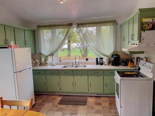 Cuisine - 21 Rue De Mountsorrel, New Carlisle, QC - Indoor Photo Showing Kitchen With Double Sink