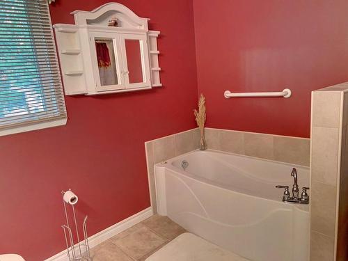 Salle de bains - 21 Rue De Mountsorrel, New Carlisle, QC - Indoor Photo Showing Bathroom