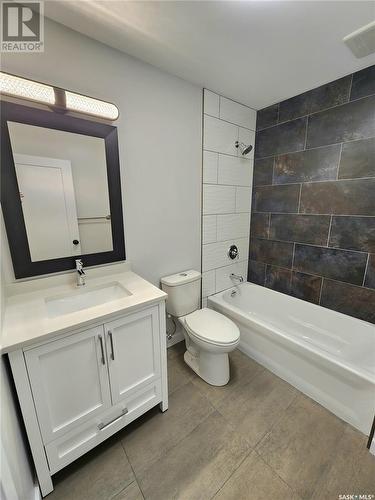 526 Fourth Street, Estevan, SK - Indoor Photo Showing Bathroom