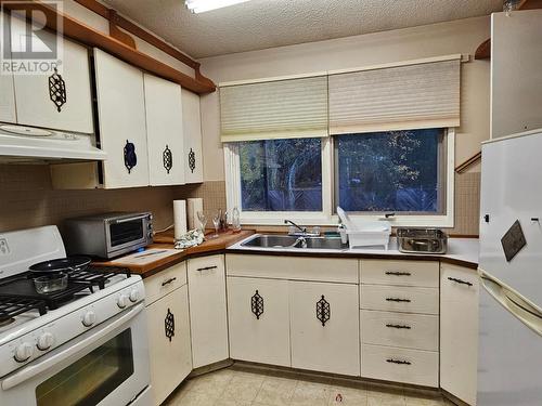 333 Monashee Avenue, Edgewood, BC - Indoor Photo Showing Kitchen With Double Sink