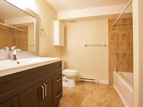 Bathroom - 1-504 Boul. Des Grives, Gatineau (Hull), QC - Indoor Photo Showing Bathroom