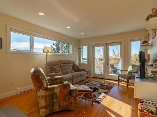 7 Glen Cameron Drive, Kenora, ON - Indoor Photo Showing Living Room