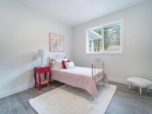 2737 Peregrine Way, Merritt, BC - Indoor Photo Showing Bedroom