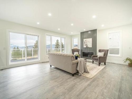 2737 Peregrine Way, Merritt, BC - Indoor Photo Showing Living Room