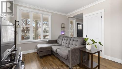 3222 Peter Street, Windsor, ON - Indoor Photo Showing Living Room