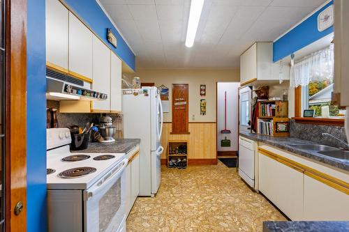701 Regina Street, Creston, BC - Indoor Photo Showing Kitchen