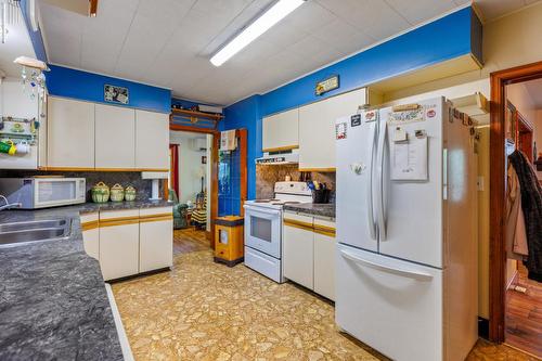 701 Regina Street, Creston, BC - Indoor Photo Showing Kitchen With Double Sink