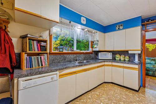701 Regina Street, Creston, BC - Indoor Photo Showing Kitchen With Double Sink