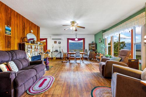 701 Regina Street, Creston, BC - Indoor Photo Showing Living Room