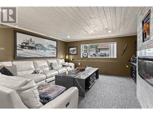 2449 Waverly Place, Blind Bay, BC - Indoor Photo Showing Living Room