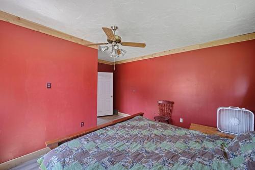 6985 Hahn Road, Kitchener, BC - Indoor Photo Showing Bedroom