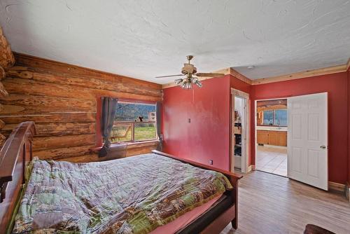 6985 Hahn Road, Kitchener, BC - Indoor Photo Showing Bedroom