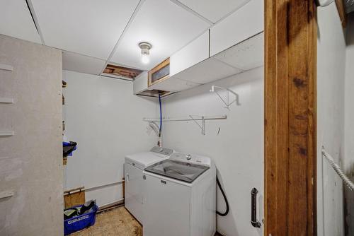 6985 Hahn Road, Kitchener, BC - Indoor Photo Showing Laundry Room