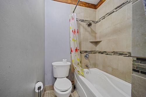 6985 Hahn Road, Kitchener, BC - Indoor Photo Showing Bathroom