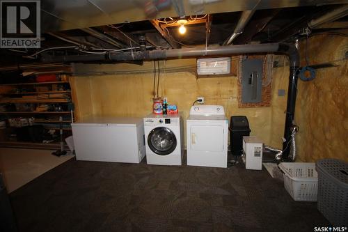 695 3Rd Street E, Shaunavon, SK - Indoor Photo Showing Laundry Room