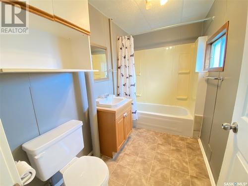 320 Aspen Street, Maple Creek, SK - Indoor Photo Showing Bathroom
