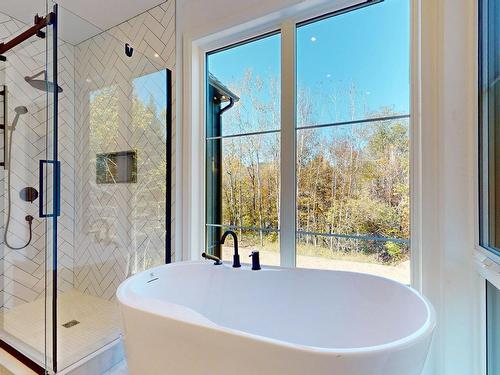 Salle de bains attenante Ã  la CCP - 1500 Ch. De L'Armoise, Piedmont, QC - Indoor Photo Showing Bathroom