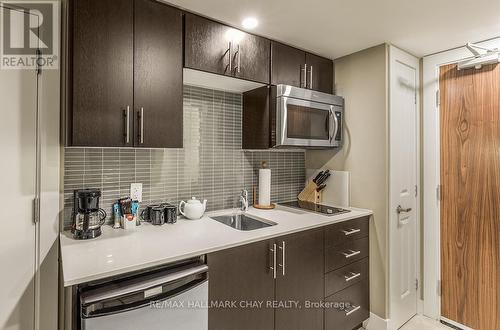 5404/06 - 9 Harbour Street E, Collingwood, ON - Indoor Photo Showing Kitchen