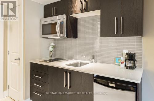 5404/06 - 9 Harbour Street E, Collingwood, ON - Indoor Photo Showing Kitchen With Upgraded Kitchen