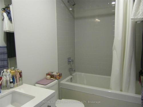 909-39 Brant St, Toronto, ON - Indoor Photo Showing Bathroom