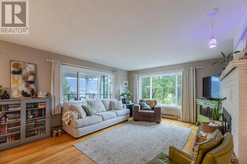 6306 Austin Street, Summerland, BC - Indoor Photo Showing Living Room
