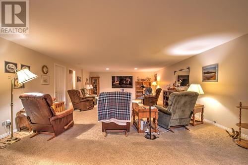 5225 Cunningham Road, Vernon, BC - Indoor Photo Showing Living Room