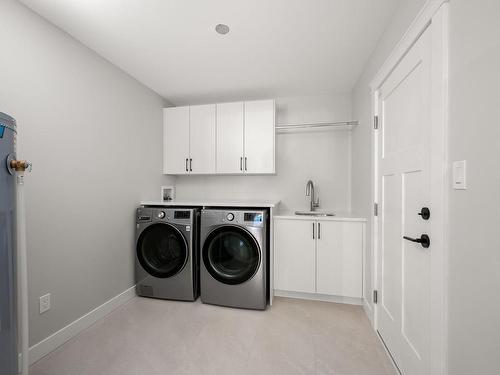 4010 Southwalk Dr, Courtenay, BC - Indoor Photo Showing Laundry Room