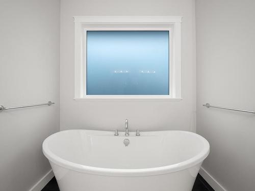 4010 Southwalk Dr, Courtenay, BC - Indoor Photo Showing Bathroom