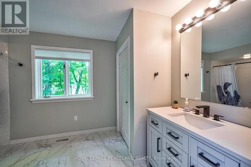 317 Riverside Dr, Kawartha Lakes, ON - Indoor Photo Showing Bathroom