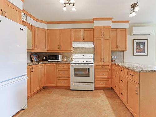 Kitchen - 2485 Boul. Des Mille-Îles, Laval (Saint-François), QC - Indoor Photo Showing Kitchen